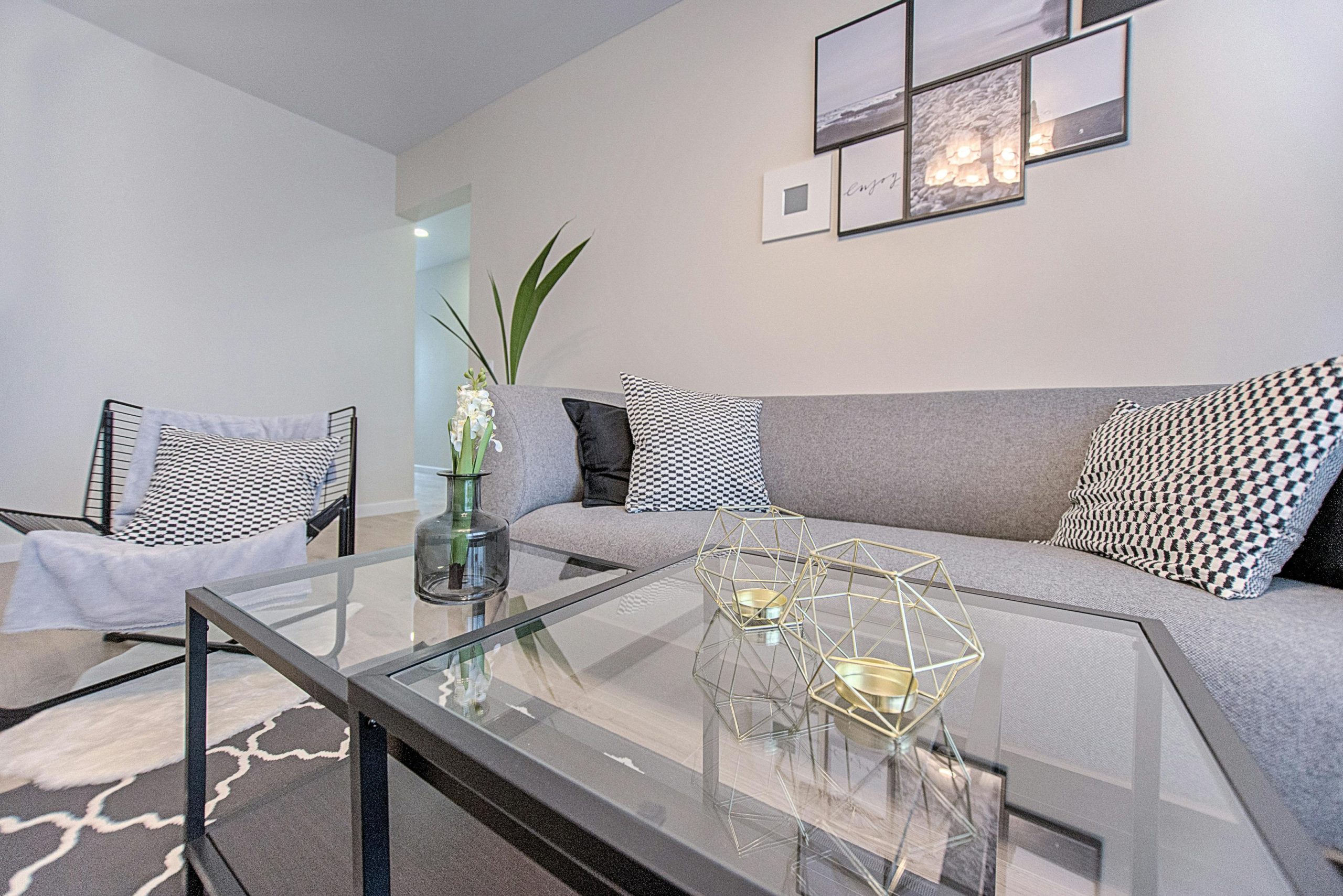 Canapé moderne dans un salon lumineux