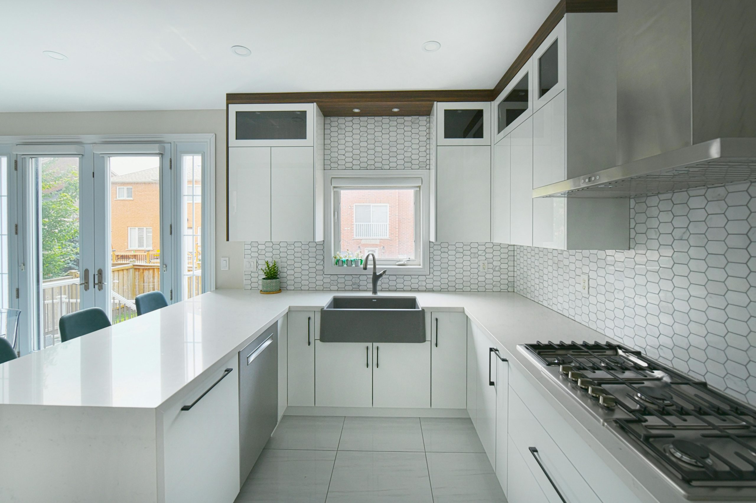 Rénovation cuisine moderne avec îlot central